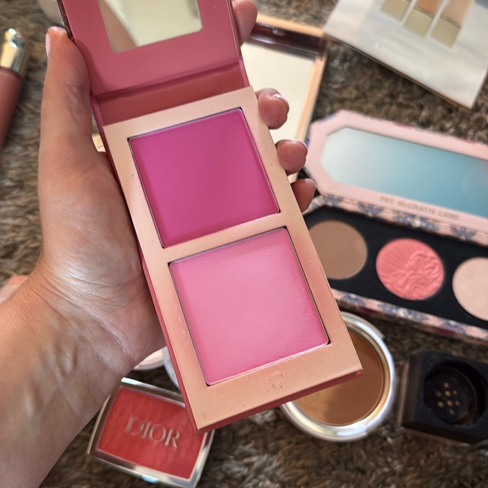 MAKEUP STASH - Picture 9 of 17